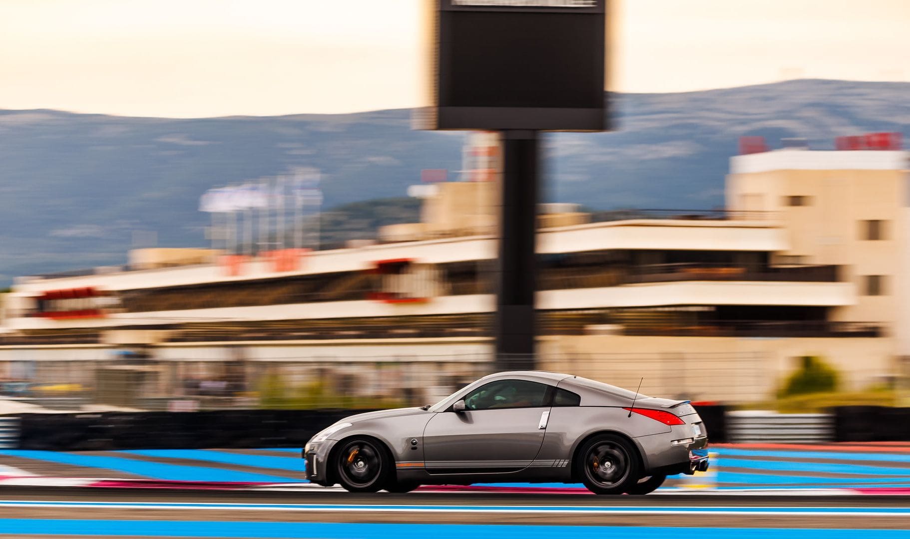 Nissan 350Z grise en roulage sur circuit