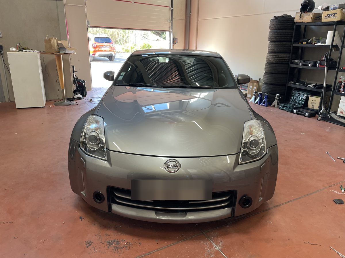 Refroidir les freins de la 350Z : entrées d&rsquo;air dans le pare-chocs et boas jusqu&rsquo;aux disques