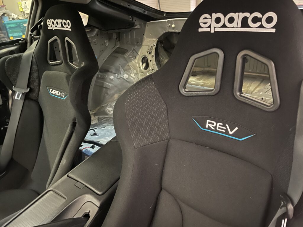 Baquets Sparco montés dans une Nissan 350Z préparée pour la piste