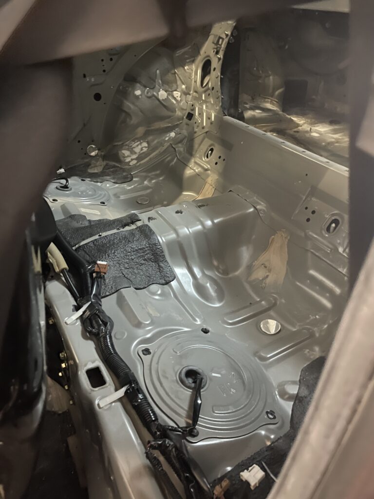 Zone arrière de Nissan 350Z après dépose du caisson audio et du blaxon