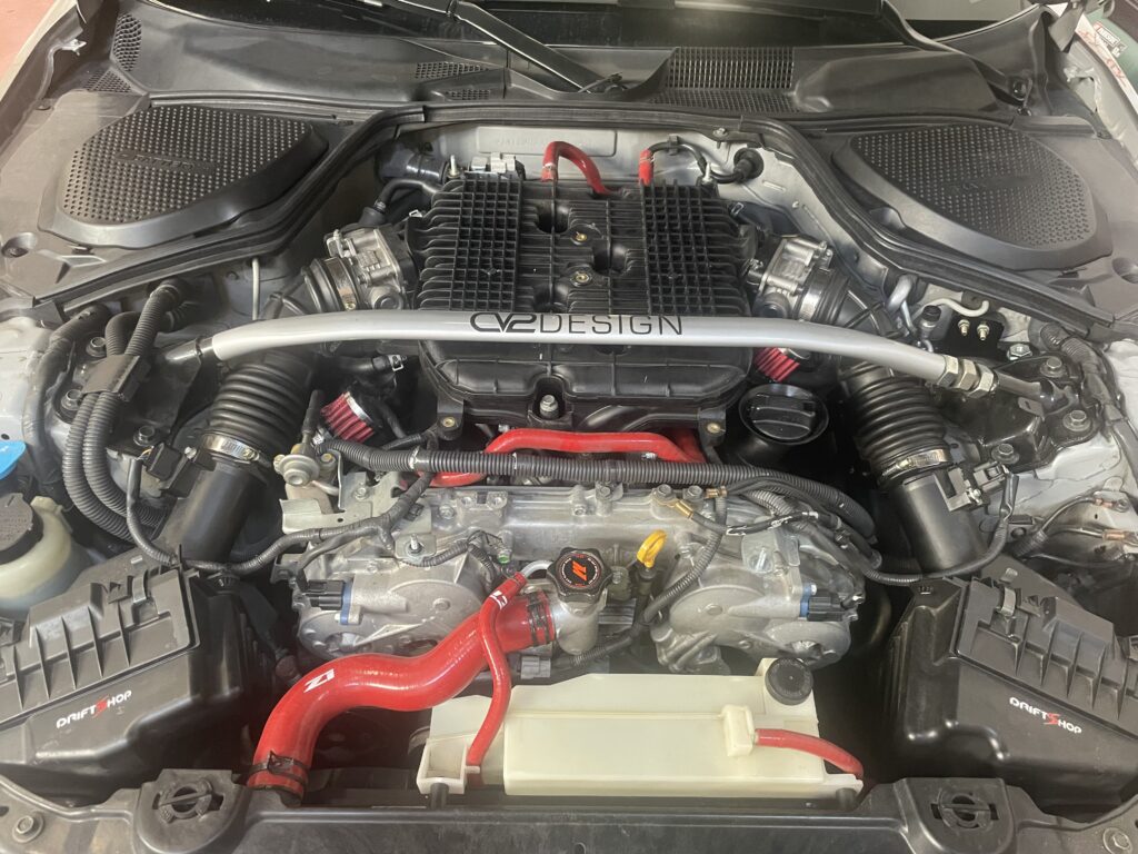 Compartiment moteur d'une Nissan 350Z avec durites silicone